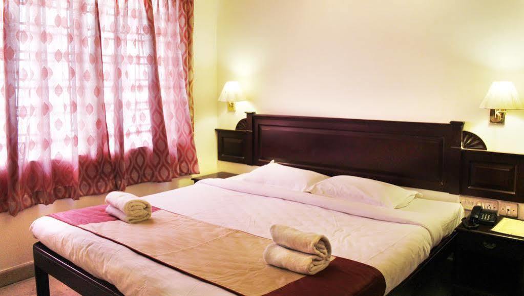Hotel Archana Inn Kochi Bagian luar foto