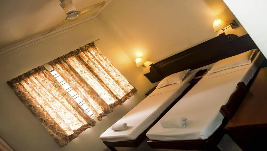 Hotel Archana Inn Kochi Bagian luar foto
