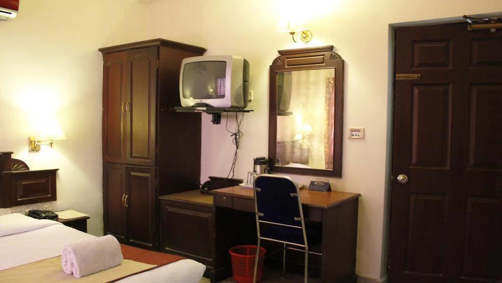 Hotel Archana Inn Kochi Bagian luar foto